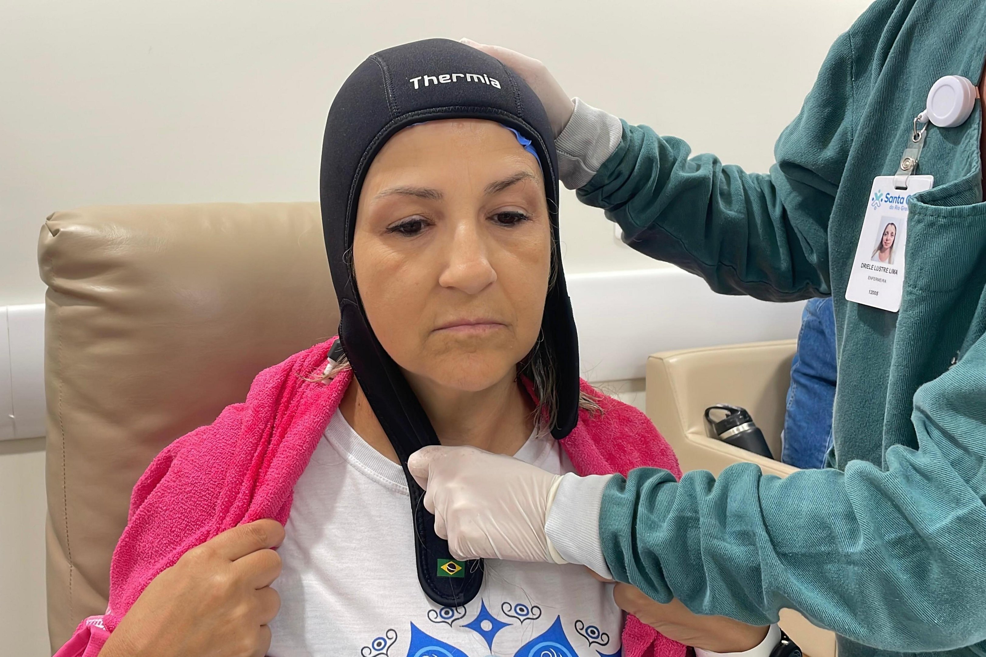Hospital passa a oferecer touca que reduz queda de cabelo durante quimioterapia pelo SUS em Rio Grande