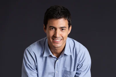 Em palestra na quarta-feira, dia 30 de outubro, o arquiteto e urbanista Anthony Ling apresentará conceitos e experiências possíveis para transformar as cidades em lugares mais seguros, sadios e estimulantes para as crianças. No evento marcado para as 19h, no auditório do Instituto Ling, ele provocará discussões sobre como o município ou até mesmo o bairro em que crescemos pode influenciar a nossa trajetória, mostrando que caminhar até a escola ou morar perto de uma praça podem contribuir na percepção de bem-estar das famílias.<!-- NICAID(15901025) -->