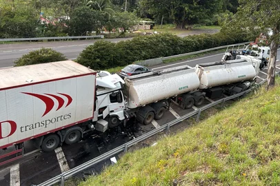 Em Osório, BR 101, km 81,  sentido Osório x Porto Alegre, um veiculo entrou em pane sobre a via, o outro colidiu na traseira, vitima consciente com fraturas em ambas as pernas, ficou preso nas ferragens, mas já foi retirado e removido ao Hospital de Osório. Uma das faixas parcialmente interrompida, aguardando remoção do Detran.<!-- NICAID(16289952) -->