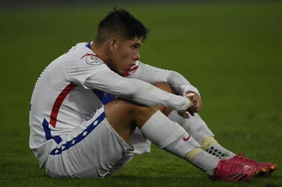 Chile's Carlos Palacios reacts at the end of their Conmebol 2021 Copa America football tournament quarter-final match against Brazil at the Nilton Santos Stadium in Rio de Janeiro, Brazil, on July 2, 2021. (Photo by MAURO PIMENTEL / AFP)<!-- NICAID(14824970) -->