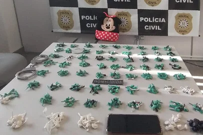 Mulher é presa com 628 porções de crack e 64 de cocaína no bairro Rio Branco, em Caxias do Sul<!-- NICAID(14958906) -->