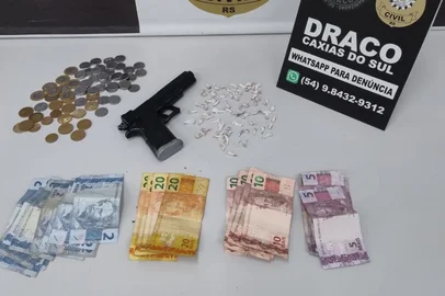 Um homem e uma mulher, ambos de 20 anos, foram presos por tráfico de drogas nesta quarta-feira (22), em Caxias do Sul. Eles foram detidos por agentes da Delegacia de Repressão às Ações Criminosas Organizadas (Draco), em uma casa no bairro Bela Vista.Foram encontradas pedras de crack já embaladas para a venda, um simulacro de arma de fogo e dinheiro.<!-- NICAID(16271175) -->