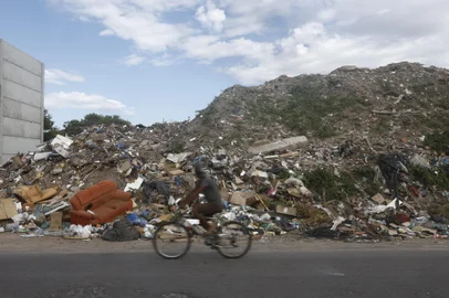 CAPÃO DA CANOA, RS, BRASIL - 2025.01.17 - Moradores reclamam de lixão a céu aberto em Capão da Canoa. (Foto: André Ávila/ Agência RBS)<!-- NICAID(15955587) -->