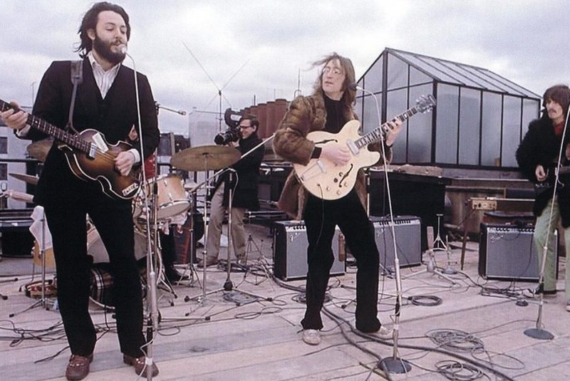 última apresentação dos beatles, em 1969, no topo do edifício da gravadora apple, em londres<!-- NICAID(13935346) -->