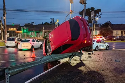 capotamento na avenida plínio brasil milano<!-- NICAID(16097211) -->