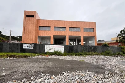 Prefeitura alega que a administração anterior não renovou o contrato com a empresa responsável; a contratada, por sua vez, cobra débitos e situação foi judicializada<!-- NICAID(16062574) -->