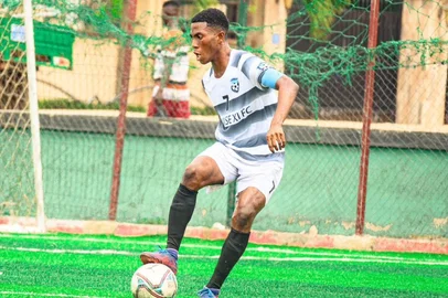 Benjamin Arhin, jogador do Inter, em ação pelo Dansoman Wise XI.