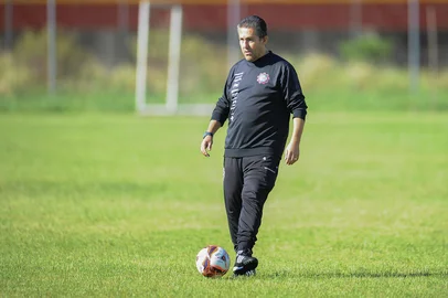 Ulisses Castro / Agencia RBS CAXIAS DO SUL, RS, BRASIL. 26-11-2025. O Caxias já iniciou os treinos da pré-temporada com reforços, visando o Gauchão 2026. Na foto, o técnico Fernando Marchiori.Indexador: Neimar De Cesero<!-- NICAID(16175078) -->