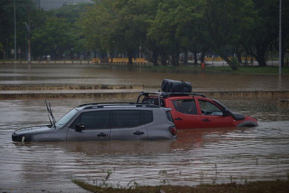PORTO ALEGRE, RS, BRASIL - 2024.05.11 - Homem tenta resgatar veículo ilhado no Parque Marinha. (Foto: Renan Mattos/ Agência RBS)<!-- NICAID(15761541) -->