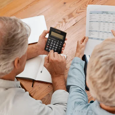 Budget, finance and senior couple with calculator planning financial investments, mortgage and tax papers. Elderly woman counting bills, debt and pension fund on bank statement with partner at homePORTO ALEGRE, RS, BRASIL, 29-08-2025: Finanças na terceira idade. Foto: Kirsten D/peopleimages.com/stock.adobe.comIndexador: Yuri Arcurs peopleimages.comFonte: 534514439<!-- NICAID(16112914) -->