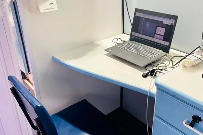 ConfortoHG realiza média de 35 visitas virtuais por semana para familiares de pacientes em estado grave em Caxias. As conversas ocorrem online por meio de um notebook instalado dentro de um ônibus em frente ao hospital<!-- NICAID(14731040) -->