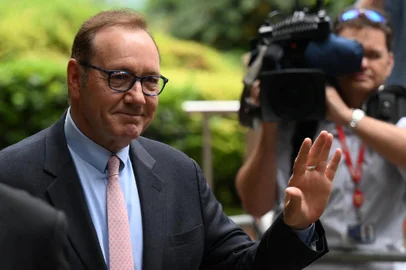 US actor Kevin Spacey leaves Southwark Crown Court in London on June 28, 2023. Oscar-winning Hollywood actor Kevin Spacey was due in a London court on Wednesday to stand trial for a dozen sexual offences which allegedly occurred more than a decade ago. (Photo by Daniel LEAL / AFP)<!-- NICAID(15468092) -->