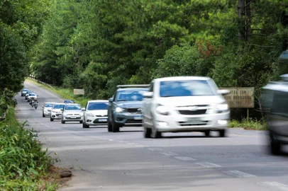 Quem parte da Serra ao litoral na manhã deste sábado faz uma viagem tranquila e sem ocorrências pela RS-453, na principal ligação com o Litoral Norte.<!-- NICAID(15944013) -->