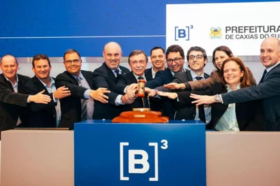 O consórcio Luz de Caxias arrematou o leilão de Parceria Público-Privada de Iluminação Pública de Caxias do Sul. Na foto, na cerimônia em São Paulo, da esquerda para direita, Elton Weber, Edi Carlos Pereira de Souza, homem não identificado, Adriano Tacca, prefeito Adiló Didomenico, Mauricio Batista da Silva, representante da Enel X, Carlos Eduardo Cardoso de Souza, Matheus Neres da Rocha, Gregora Fortuna dos Passos, superintendente da área de Estruturação de Projetos do BNDES, Luciene Machado e Lucas Diel<!-- NICAID(15430855) -->