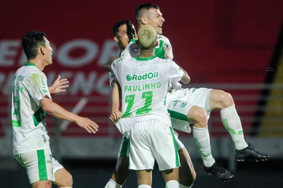 Juventude venceu o Bragantino, por 2 a 1, no Brasileirão. Meia Wagner marcou os dois gols. <!-- NICAID(14863742) -->