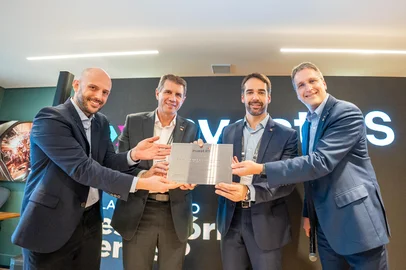 Mauricio Tonetto / SECOM/RS SÃO PAULO, SP – 23.06.2025 – O governador Eduardo Leite participou do lançamento da sede da Invest RS em São Paulo, durante almoço que reuniu cerca de 200 representantes do setor financeiro e empresarial. A nova estrutura tem como objetivo ampliar a presença institucional do Rio Grande do Sul no principal centro econômico da América Latina e fortalecer a atração de investimentos para o Estado. Leite destacou o novo momento vivido pelo RS, os avanços nas reformas estruturais e o plano de reconstrução em curso após as enchentes de 2024. Crédito: Mauricio Tonetto / SecomIndexador: TONETTO<!-- NICAID(16065760) -->