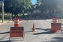 A obra emergencial em uma rede de esgoto na Avenida Praia de Belas deve seguir causando o bloqueio total da via ao longo desta semana. <!-- NICAID(15508908) -->