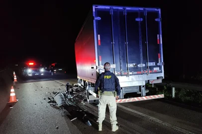 Caminhoneiro morre após colisão traseira na BR-116, em Tapes<!-- NICAID(16271344) -->