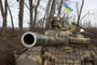 Servicemen of the Ukrainian Military Forces speak after following their battle agianst Russian troops and Russia-backed separatists near Zolote village, Lugansk region on March 6, 2022. - Russia's invasion of Ukraine, now in its eleventh day, has seen more than 1.5 million people flee the country in what the UN has called "Europe's fastest growing refugee crisis since World War II". (Photo by Anatolii Stepanov / AFP)<!-- NICAID(15034776) -->