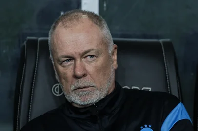 PORTO ALEGRE, RS, BRASIL, 05-11-2025:Grêmio x Cruzeiro. O duelo é válido pela 32ª rodada do Campeonato Brasileiro. Na foto, o técnico do Grêmio, Mano Menezes. Foto: Renan Mattos / Agência RBS<!-- NICAID(16161679) -->