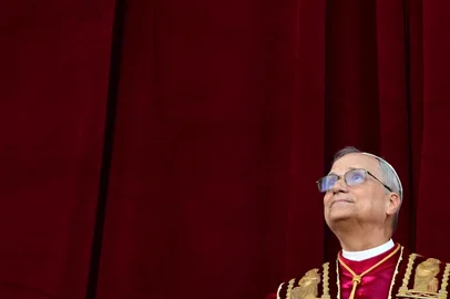 Newly elected Pope Leo XIV, Robert Prevost addresses the crowd from the main central loggia balcony of the St Peter's Basilica for the first time, after the cardinals ended the conclave, in The Vatican, on May 8, 2025. Robert Francis Prevost was on Thursday elected the first pope from the United States, the Vatican announced. A moderate who was close to Pope Francis and spent years as a missionary in Peru, he becomes the Catholic Church's 267th pontiff, taking the papal name Leo XIV. (Photo by Tiziana FABI / AFP)Editoria: RELLocal: Vatican CityIndexador: TIZIANA FABISecao: popeFonte: AFPFotógrafo: STF<!-- NICAID(16033032) -->