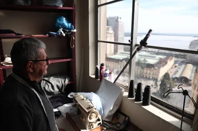 PORTO ALEGRE, RS, BRASIL, 30-06-2025: Acompanhamento para material especial da demolição do prédio Esqueletão. Final da terceira fase da demolição. A demolição do prédio conhecido como Esqueletão, que teve sua obra iniciada na década de 1960, foi estabelecida em fevereiro de 2024 porém só teve inicio em fevereiro de 2025. Operação se aproxima do final ao chegar no térreo. Na foto: Oziris Miranda Foto: Jonathan Heckler/Agência RBS.<!-- NICAID(16178341) -->