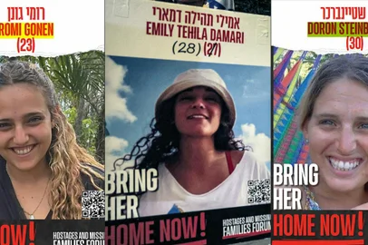 1,235 / 5,000(COMBO) Esta combinação de imagens criadas em 19 de janeiro de 2025 mostrauma imagem de folheto sem data obtida em 19 de janeiro de 2025 da Sede do Fórum de Famílias de Reféns, de um pôster da refém israelense Romi Gonen (E), (ARQUIVOS) um pôster da refém israelense Emily Tehila Damari (28), durante uma manifestação das famílias dos reféns no centro de Jerusalém em 24 de outubro de 2024 (C) e uma imagem de folheto sem data obtida em 19 de janeiro de 2025 da Sede do Fórum de Famílias de Reféns, de um pôster do refém israelense Doron Steinbrecher, todos os três detidos na Faixa de Gaza desde os ataques de 7 de outubro de 2023 a Israel por militantes do Hamas. Um grupo de campanha israelense confirmou em 19 de janeiro que os nomes de Damari, Gonen e Steinbrecher seriam libertados pelo Hamas como parte da primeira fase do acordo de cessar-fogo de Gaza. (Foto de Ahmad GHARABLI / várias fontes / AFP) / RESTRITO AO USO EDITORIAL - CRÉDITO OBRIGATÓRIO: AFP PHOTO / the Hostages Families Forum Head<!-- NICAID(15956511) -->