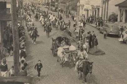 Palmeira das Missões(Av. Independência), final dos anos 50, na sacada do cine gaúcho, a foto mostra um desfile de 20 de setembro;<!-- NICAID(16197899) -->
