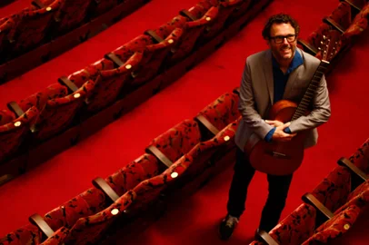 Porto Alegre, RS, Brasil - 08.12.2023 - Duca Leindecker faz show de seu novo trabalho de voz e violão no teatro são Pedro. FOTO: JONATHAN HECKLER, AGÊNCIA RBS<!-- NICAID(15620413) -->