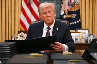 US President Donald Trump signs an executive order for pardons on January 6 offenders in the Oval Office of the WHite House in Washington, DC, on January 20, 2025. (Photo by Jim WATSON / AFP)Editoria: POLLocal: WashingtonIndexador: JIM WATSONSecao: electionFonte: AFPFotógrafo: STF<!-- NICAID(15958502) -->