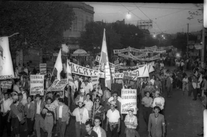 Marcha dos trabalhadores da cana de açúcar de Bella Unión a Montevidéu em 1964.<!-- NICAID(16073280) -->