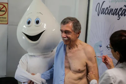 CAXIAS DO SUL, RS, BRASIL, 25/03/2024. Caxias dá inicio a campanha de vacinação contra a gripe. Na foto, Adiló Didomenico (Neimar De Cesero/Agência RBS)<!-- NICAID(15715114) -->
