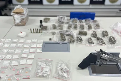 Arma, drogas e munições foram apreendidas em 07/12/2025 em uma operação contra uma dupla suspeita de ameaçar José Olavo Bisol, vice-presidente de futebol do Internacional.<!-- NICAID(16181757) -->