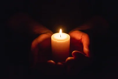 Hands holding burning candle in dark like a heart.Selective focus,black background.Adobe StockVector illustration of yellow candle on black backgroundFonte: 460295100<!-- NICAID(16053814) -->