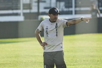 O técnico Iarley comanda primeiro treino no Santa Cruz no Estádio dos Plátanos, em Santa Cruz do Sul, na véspera do jogo contra o Inter, pelo Gauchão.<!-- NICAID(15671578) -->