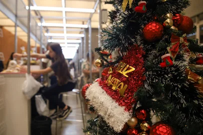 Duda Fortes / Agencia RBS Feira da Agricultura Familiar Edição de Natal.De espumantes a bolos de frutas, a agricultura familiar traz na próxima semana uma provinha da sua produção para rechear a ceia de Natal dos porto-alegrenses. Feira Sabor Gaúcho Edição Natalina na Casa da Ospa, no Centro Administrativo Fernando.<!-- NICAID(15938122) -->