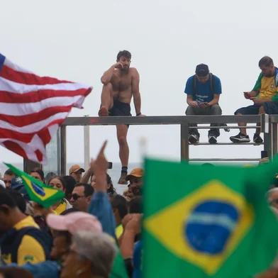 Concentração de ato bolsonarista em Copacabana tem bandeiras dos EUA e faixas contra STFRJ - MANIFESTAÇÃO/ATOS/7 DE SETEMBRO/RIO/APOIADORES/BOLSONARO - GERAL - Manifestantes apoiadores do ex-presidente Jair Bolsonaro durante a concentração para ato na orla de Copacabana, na   zona sul do Rio de Janeiro, neste domingo, 7 de setembro de 2025. Alguns carregam faixas com inscrições "Fim da   ditadura do STF"; "Senadores omissos, + moral e - moraes"; "anistia já"; "fora Moraes"; e "fora Lula". Aliados de   Bolsonaro carregam, em meio a bandeiras do Brasil, bandeiras dos Estados Unidos.    07/09/2025 - Foto: PEDRO KIRILOS/ESTADÃO CONTEÚDOEditoria: GERALLocal: RIO DE JANEIROIndexador: PEDRO KIRILOSFotógrafo: ESTADÃO CONTEÚDO<!-- NICAID(16118835) -->