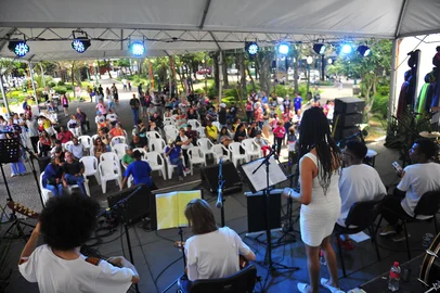 CAXIAS DO SUL, RS, BRASIL, 26/11/2022. Aquele que traz felicidade, um encontro precioso. É com essa aura que ocorre o Festival Abayomi - Encontro Precioso, ao longo deste sábado (27), na Praça Dante Alighieri. O evento é o ápice da Temporada da Cultura Negra de Caxias do Sul, promovida pela prefeitura da cidade, com intuito de destacar o mês da Consciência Negra. (Porthus Junior/Agência RBS)<!-- NICAID(15277520) -->