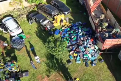 Forças de segurança do Paraguai interceptaram um comboio que transportava toneladas de maconha em direção ao Brasil na quarta-feira, 3. A ação, que recebeu o nome de Umbral, terminou com a maior apreensão de maconha já registrada no país.<!-- NICAID(16181155) -->