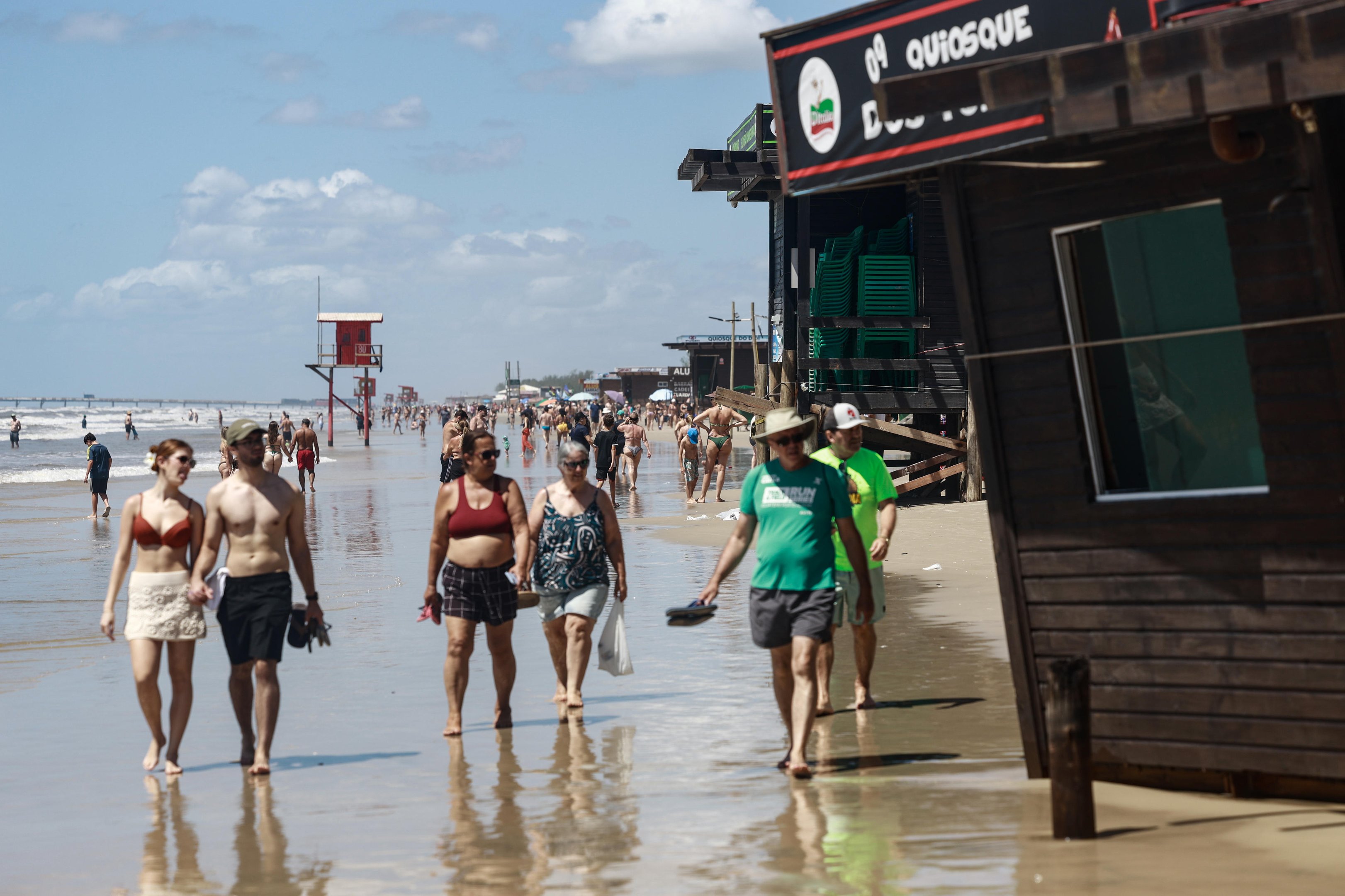 Quiosque amarrado e guarda-sol nas dunas: ressaca do mar causa transtornos no litoral ga&uacute;cho