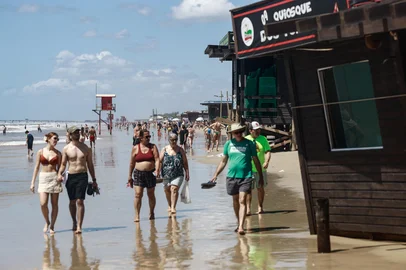 CAPÃO DA CANOA, RS, BRASIL, 05-01-2026:  Forte ressaca do mar no fim de semana atingiu quiosques e afastou veranistas da faixa de areia, fazendo com que muitos se instalem nas dunas de areia. Foto: André Ávila/Agência RBSIndexador: Andre Avila<!-- NICAID(16198000) -->