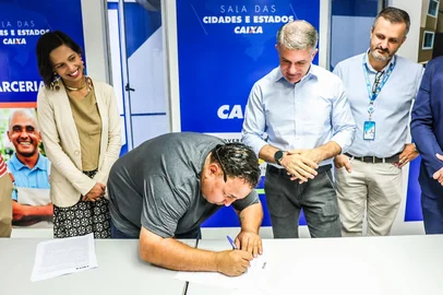 A relação entre a prefeitura de Porto Alegre e o governo federal, até então amistosa quando o assunto é a recolocação de famílias atingidas pela enchente, azedou nesta quarta-feira (14). O diretor-geral do Demhab, André Machado, ficou incomodado com a a exclusão da prefeitura no anúncio da entrega de casas para mais 50 famílias, feita pelo secretário da Reconstrução, Maneco Hassen. <!-- NICAID(16037292) -->
