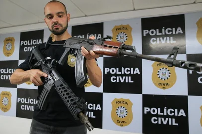 PORTO ALEGRE, RS, BRASIL - 21/11/2023 - A POLÍCIA CIVIL RS, por meio da 3a DIN/DENARC, na manhã de terça-feira (21/11/23), após investigação de 6 meses de investigação, deflagra a Operação Moratorium, com o objetivo de desarticular uma associação criminosa estabelecida na região metropolitana de Porto Alegre e responsabilizar criminalmente suas lideranças. FOTO: RONALDO BERNARDI, AGÊNCIA RBS<!-- NICAID(15604141) -->