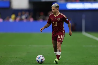 INGLEWOOD, CALIFORNIA - JUNE 26: Yeferson Soteldo of Venezuela controls the ball during the CONMEBOL Copa America 2024 Group B match between Venezuela and Mexico at SoFi Stadium on June 26, 2024 in Inglewood, California.   Buda Mendes/Getty Images/AFP (Photo by Buda Mendes / GETTY IMAGES NORTH AMERICA / Getty Images via AFP)<!-- NICAID(15799653) -->