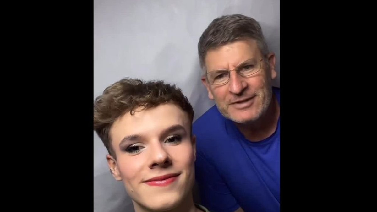 "O dia em que meu pai respondeu um hater ao vivo": rea&ccedil;&atilde;o a coment&aacute;rio ofensivo em v&iacute;deo de maquiador de Porto Alegre viraliza nas redes sociais