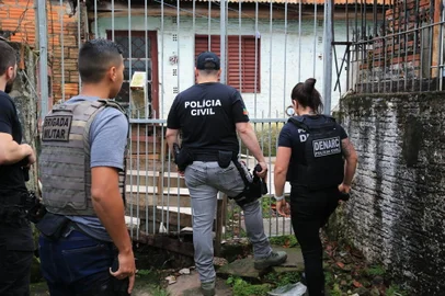 PORTO ALEGRE, RS, BRASIL - 07/12/2023 - Em maio deste ano, policiais desenterraram um arsenal em um sítio na área rural de Gravataí. Entre os armamentos apreendidos, estavam fuzis e pistolas Ao longo dos últimos meses, o Departamento Estadual de Investigações do Narcotráfico (Denarc) buscou detalhar quem era o grupo por trás desse esquemaEsta apuração resultou na Operação , desencadeada na manhã desta quinta-feira (7).Durante a ação, são cumpridos 22 mandados de prisão e 19 mandados de busca e apreensão, sequestros de veículos e um de imóvel de alto padrão. A ofensiva ocorre em 12 municípios, sendo parte das ordens cumpridas em Santa Catarina. FOTO: RONALDO BERNARDI, AGÊNCIA RBS<!-- NICAID(15618908) -->