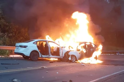 Acidente com morte em atendimento na BR-287 entre Jaguari e Santiago. Informação de colisão entre dois veículos com incêndio. Ainda não há informação de quantas pessoas morreram.<!-- NICAID(16240944) -->