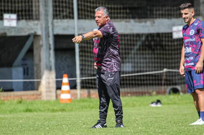 Técnico Luizinho Vieira durante treinamento do Caxias.<!-- NICAID(15981400) -->