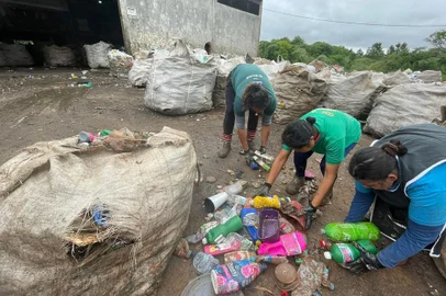 Passo Fundo produz cerca de 200 toneladas de lixo por dia, mas apenas 8% é reciclado.  Todo o material é destinado a associações e cooperativas de recicladores conveniadas com a prefeitura.<!-- NICAID(15607731) -->
