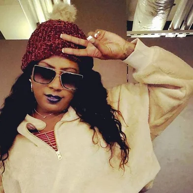 Lola Mitchell, conhecida artisticamente como Gangsta Boo é um rapper norte-americana. A artista ficou famosa após ingressas no grupo de hip hop Three 6 Mafia, que fez sucesso na década de 1990.Lola faleceu em 1º de janeiro de 2023, aos 43 anos.<!-- NICAID(15310804) -->